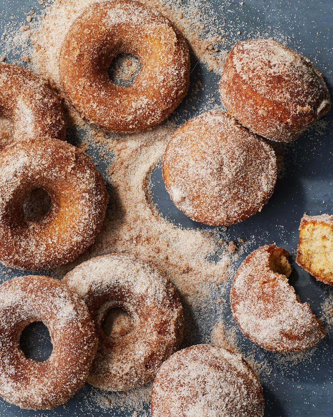 Zimtzucker-Donuts und Muffins – veranschaulicht den hohen Zuckergehalt in Backwaren und die damit verbundene Gefahr für die Gesundheit.
