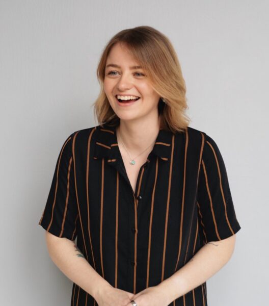 Porträt von Lena-Mae Weidl, Artdirektorin bei der Online-Marketing-Agentur CUSTOMIZE in Wien.