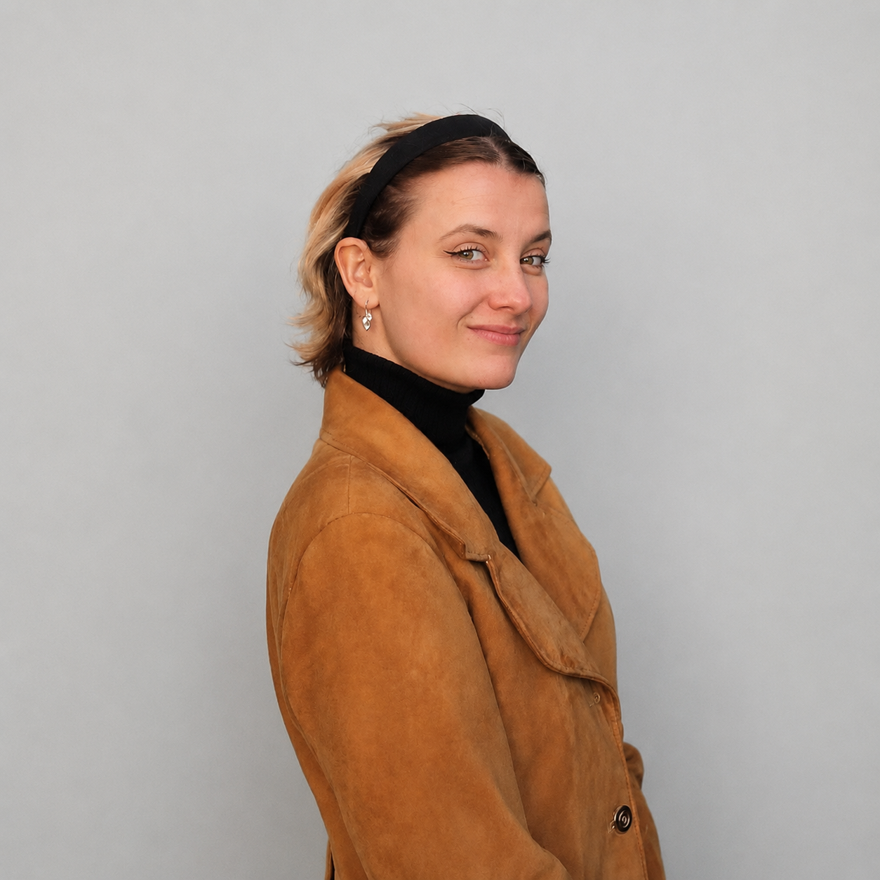 Porträt von Lara Asmus, Redakteurin und Texterin bei der Online-Marketing-Agentur CUSTOMIZE in Wien.
