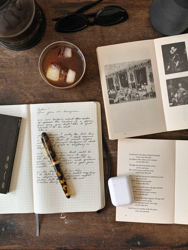 Schreibutensilien, Notizbücher und Bücher auf einem Schreibtisch. Schreibtherapie fördert kreative Ausdrucksweisen und kann therapeutische Vorteile bieten.