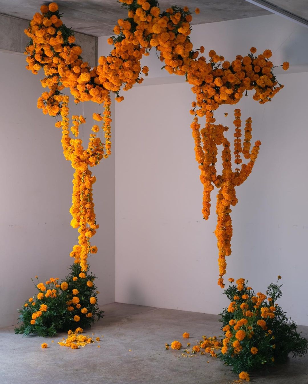 Künstlerische Ringelblumen-Deko, Symbol für heilende Hautpflegeprodukte.