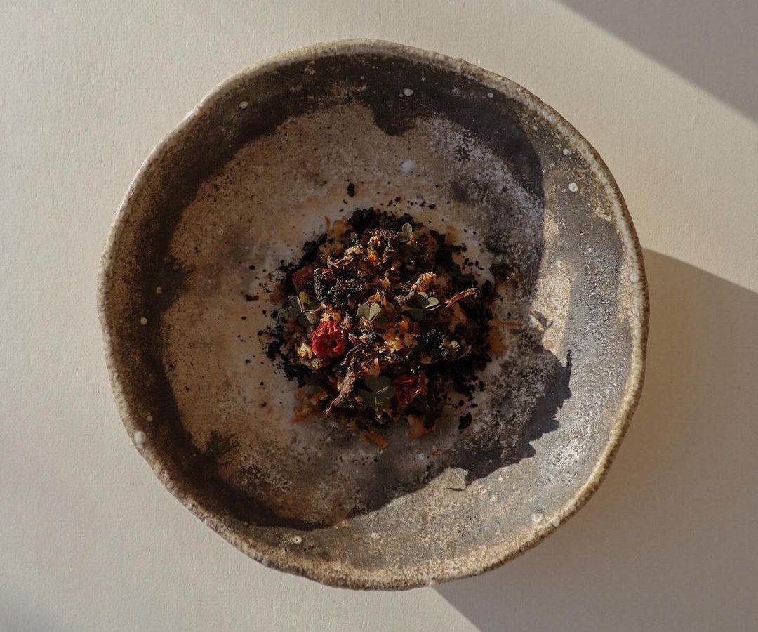 Müsli mit getrockneten Beeren und Nüssen in einer rustikalen Schale – diese Zutaten fügen dem Müsli Antioxidantien und gesunde Fette hinzu.
