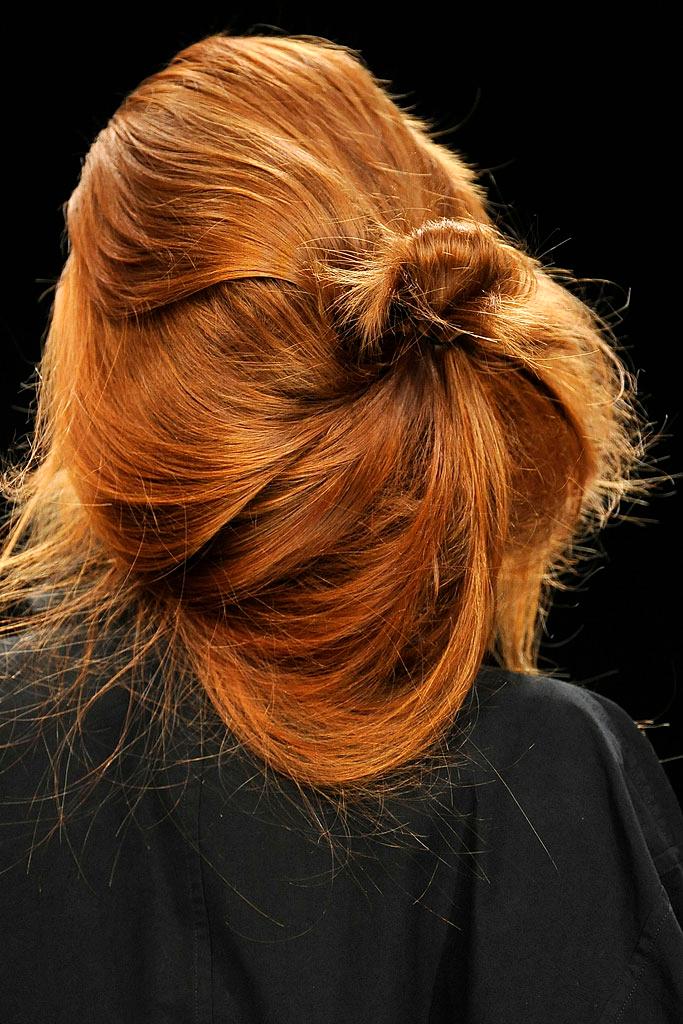Rote Haare in einer eleganten Hochsteckfrisur. Die besten Techniken, um rote Haarfarbe aufzufrischen und Verblassen zu verhindern.