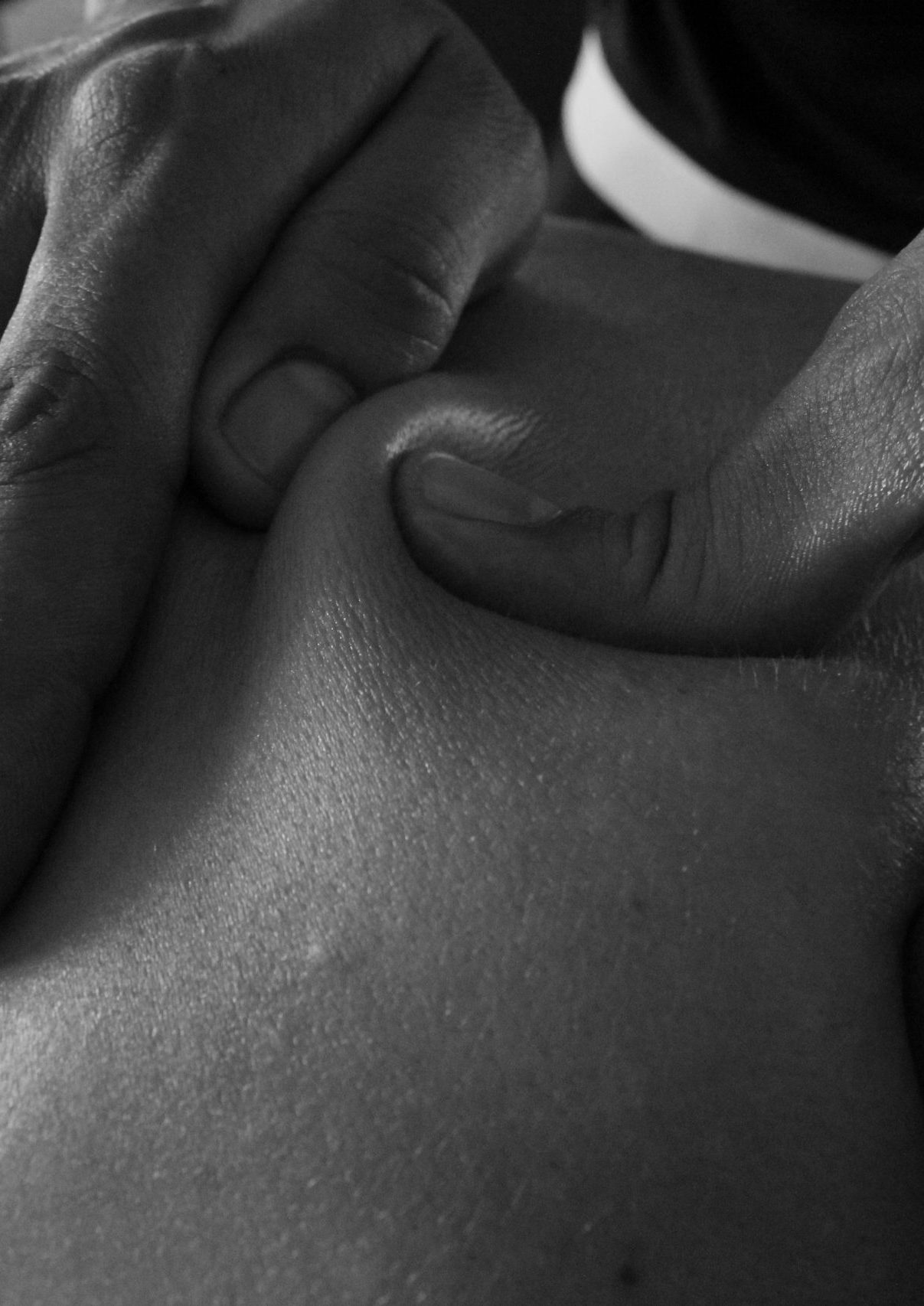 Eine Person erhält eine gezielte Massage an den Schultern – Triggerpunkte sind oft übersehene Verursacher von Verspannungen und Schmerzen im Rücken- und Schulterbereich.
