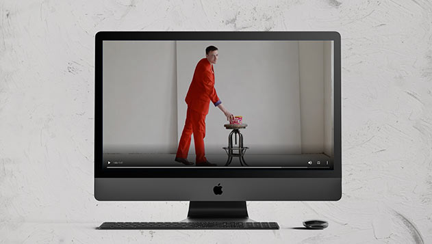 Screenshot mit Mann in rotem Anzug aus dem fewa-Video von CUSTOMIZE