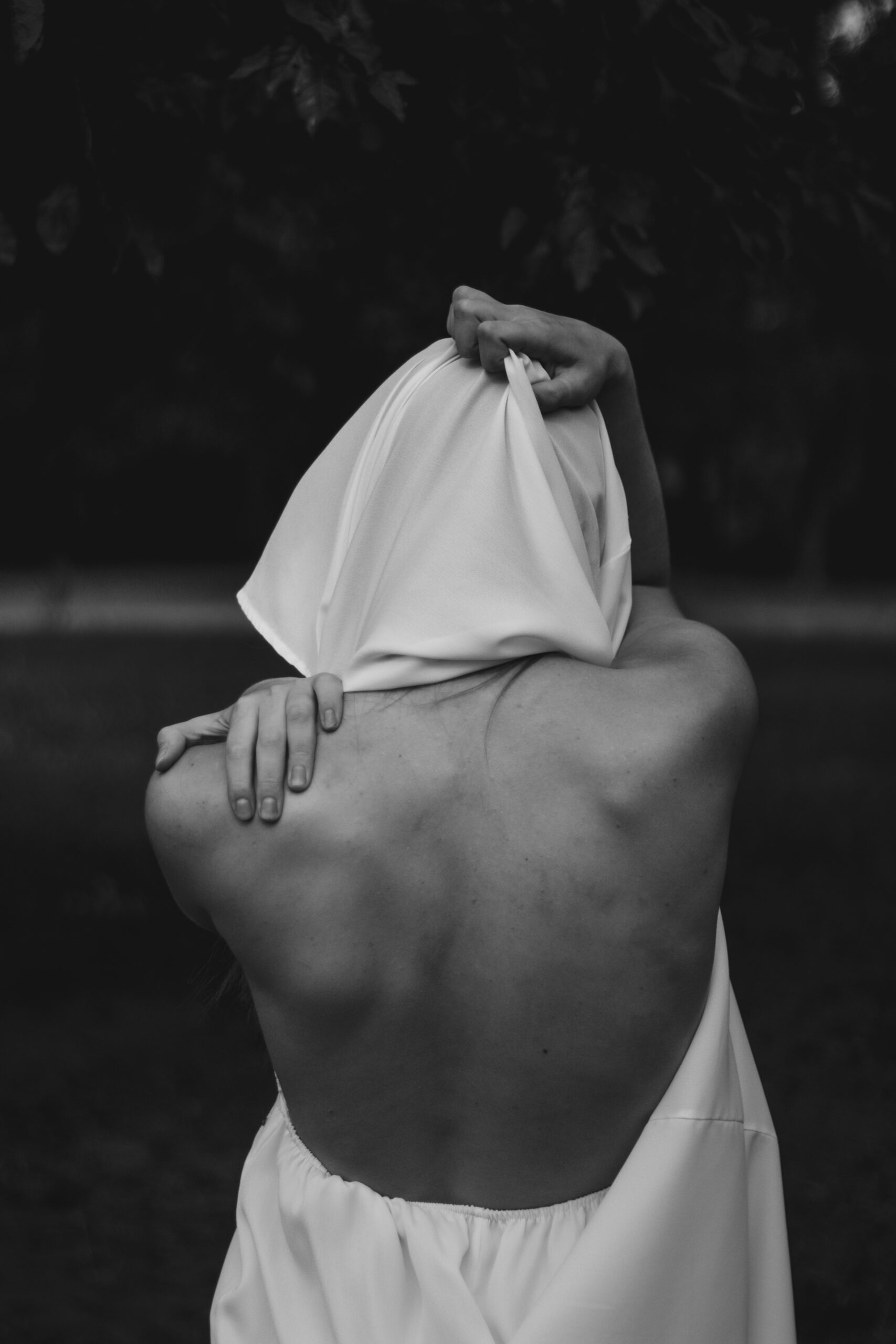 Schwarz-Weiß-Aufnahme einer Frau, die ihren Rücken zur Kamera dreht